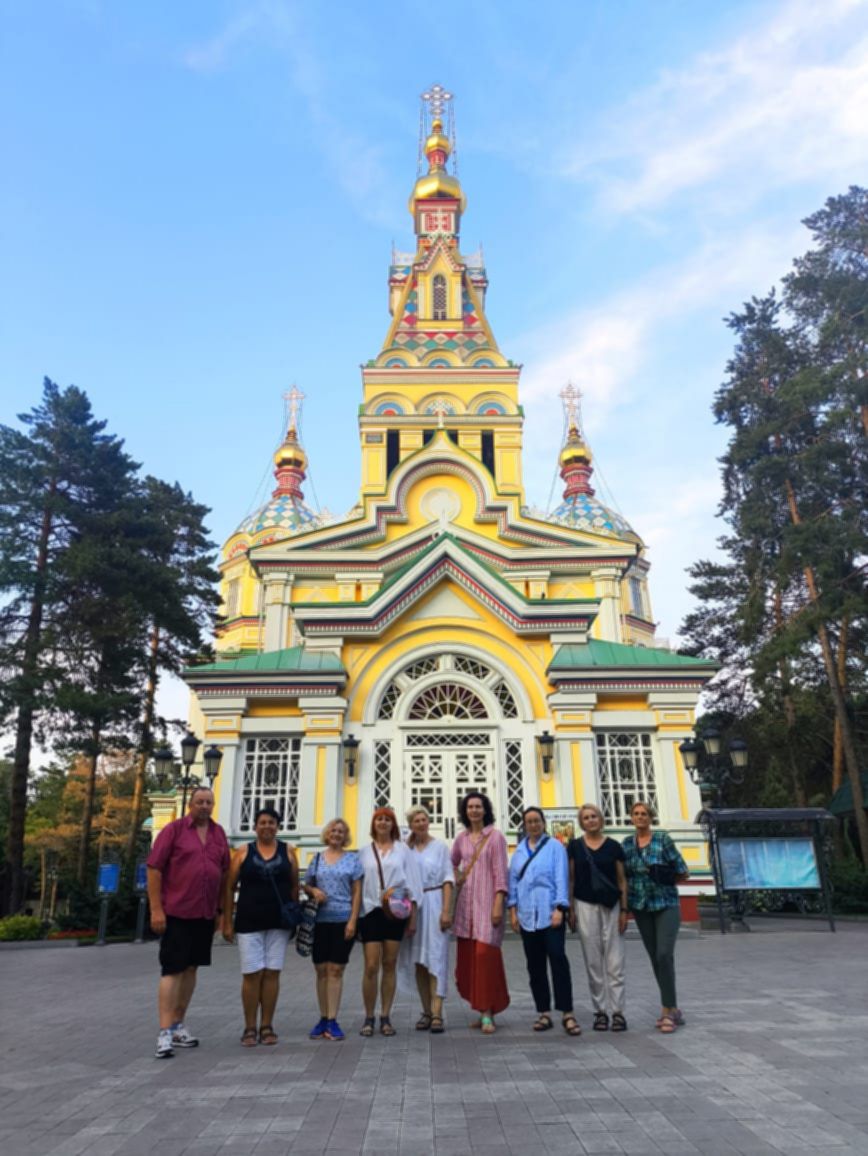 Uczestnicy wyprawy Kavkaz Brothers przed kolorowym soborem Wniebowstąpienia Pańskiego w Parku Panfiłowa w Ałmaty, Kazachstan.